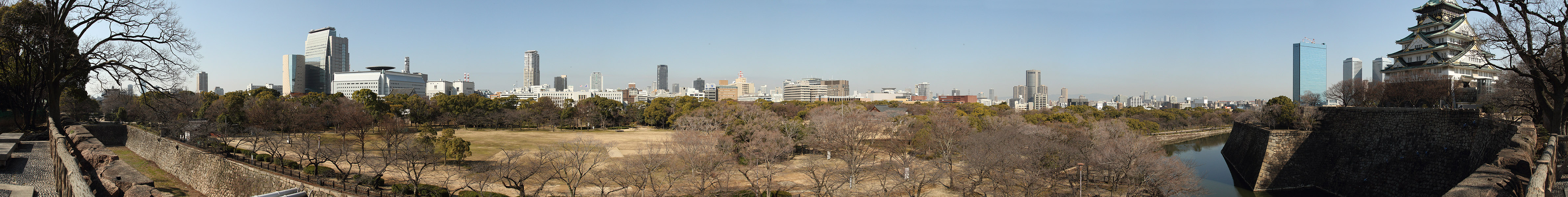 Вид со стены вокруг Замка Осака (A view from the wall of the Osaka Castle)